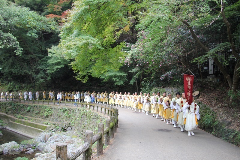 [写真]約100人の山伏姿の行者がほら貝を吹きながら練り歩く姿は圧巻