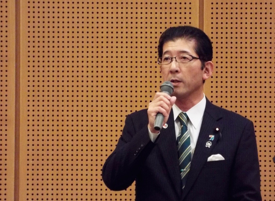 仙台市での説明会参加者に向け、TPPを説明する高鳥修一内閣府副大臣（中野宏一撮影）