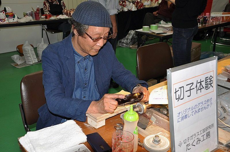 [写真]切子ガラスの新境地を開拓する高橋太久美さん