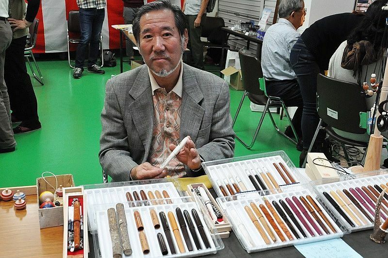 [写真]平井守さんの手作り万年筆は一本ずつ色合い風合いが違う