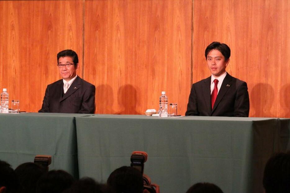 [写真]大阪ダブル選で当選した松井一郎氏（左）と吉村洋文氏