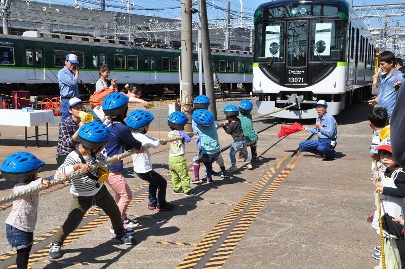 [写真]電車と子どもたちの綱引き対決＝大阪府寝屋川市木田元宮2の京阪電車寝屋川車両基地