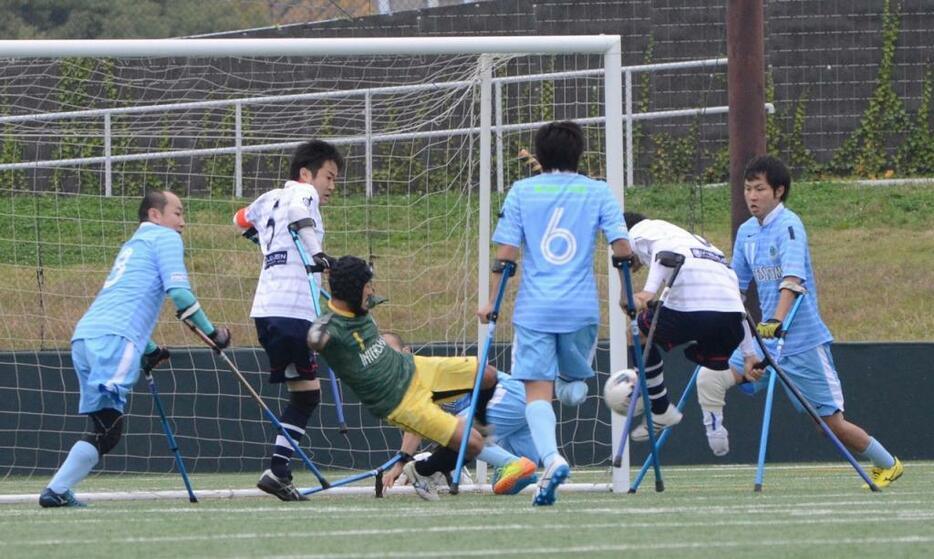 [写真]決勝後半、懸命のセーブを見せる九州GKの東（左から3人目）