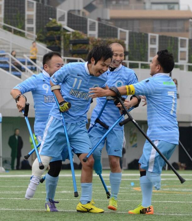 [写真]決勝で先制点を挙げた星川（11）を祝福する九州の選手たち