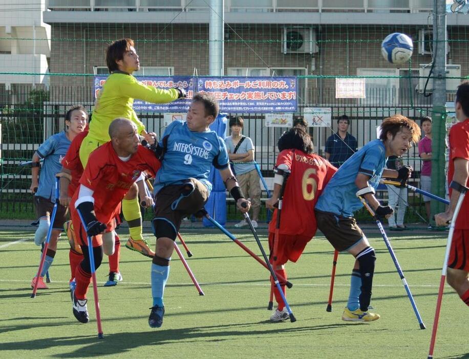 [写真]第2回日本アンプティサッカー決勝。空中戦や激しい接触プレーも見られた