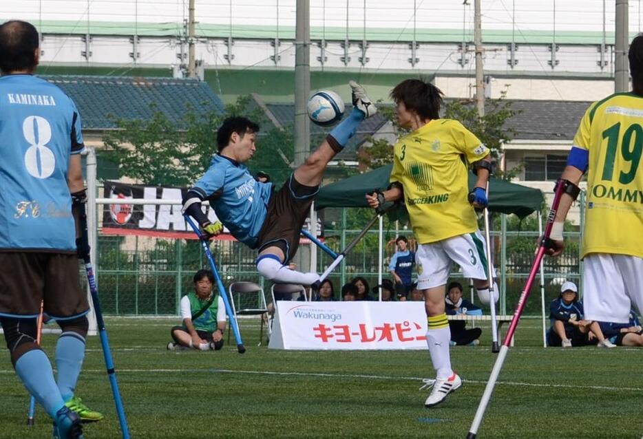 [写真]つえでのプレーとは思えないようなジャンピングボレーを放つ選手