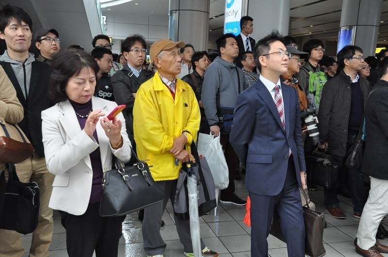 [写真]街頭演説に集まった有権者