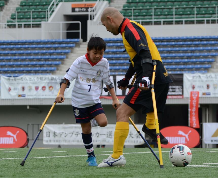 小学生の選手も大人に交じって出場＝2015年11月22日