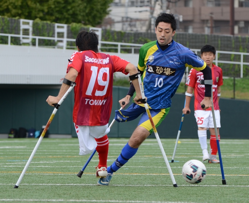 ドリブルで相手をかわす選手＝2015年11月22日