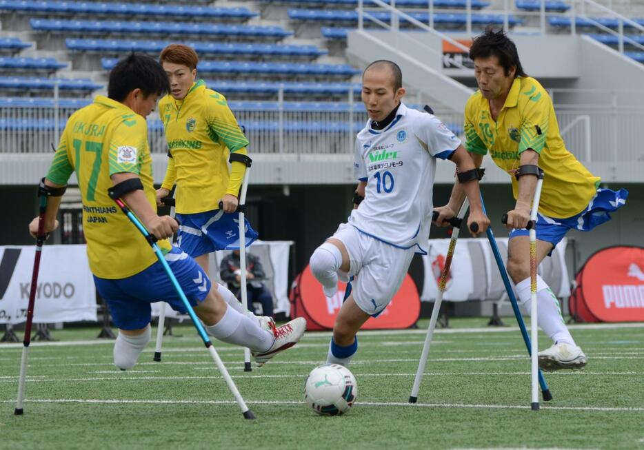 ドリブルで相手をかわす選手＝2015年11月23日