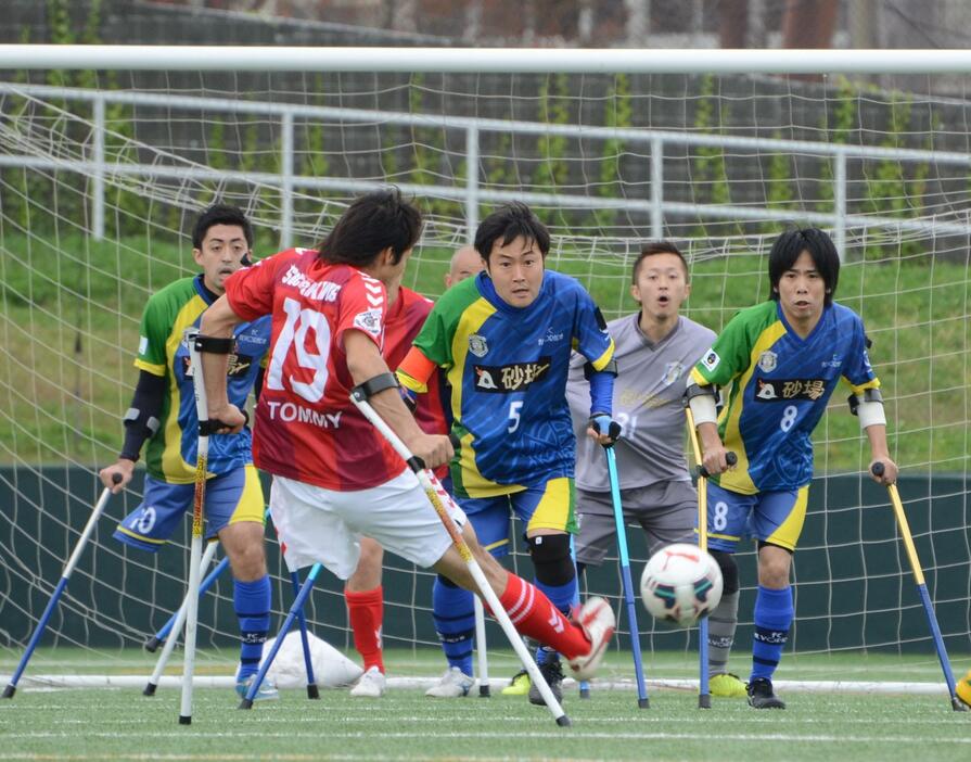 相手フリーキックに集中した表情を見せる守備陣＝2015年11月22日