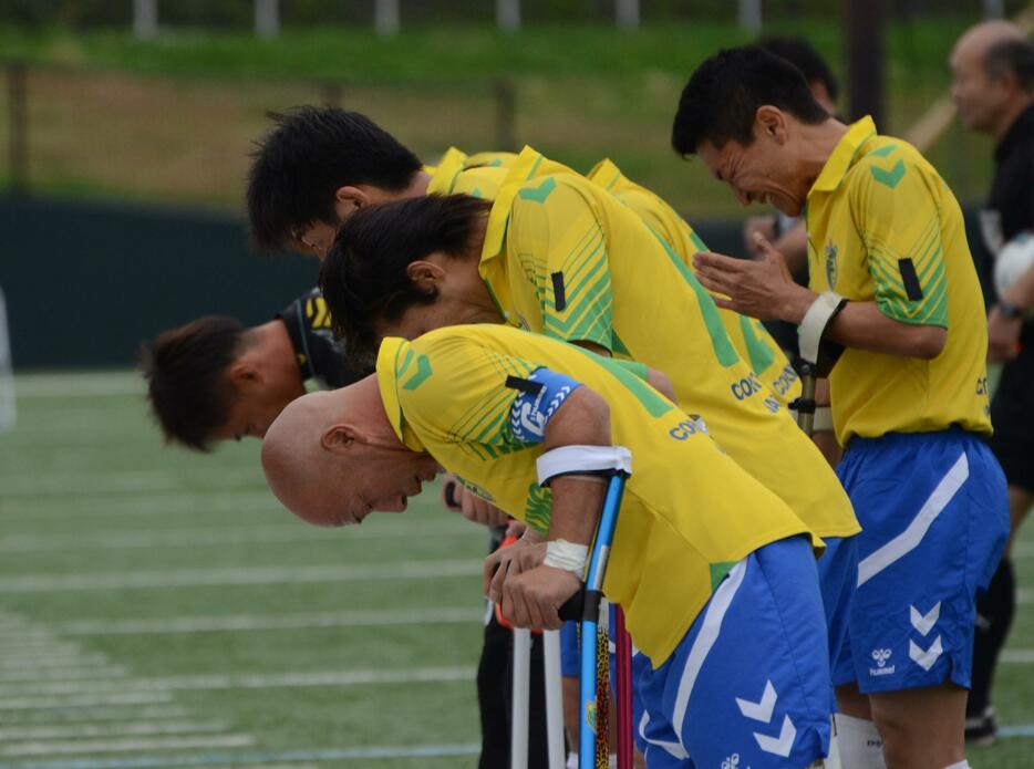 試合に敗れた悔しさをかみしめながら、スタンドにあいさつ＝2015年11月23日