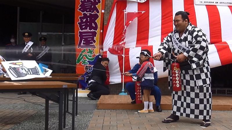 [写真]火災予防イベントに参加した琴奨菊=6日午後2時すぎ、大阪府松原市で