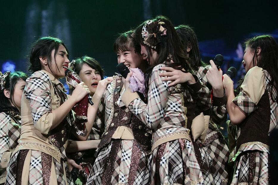 JKT48のメンバーと仲川遥香（左から4番目）(C)JKT48 Project