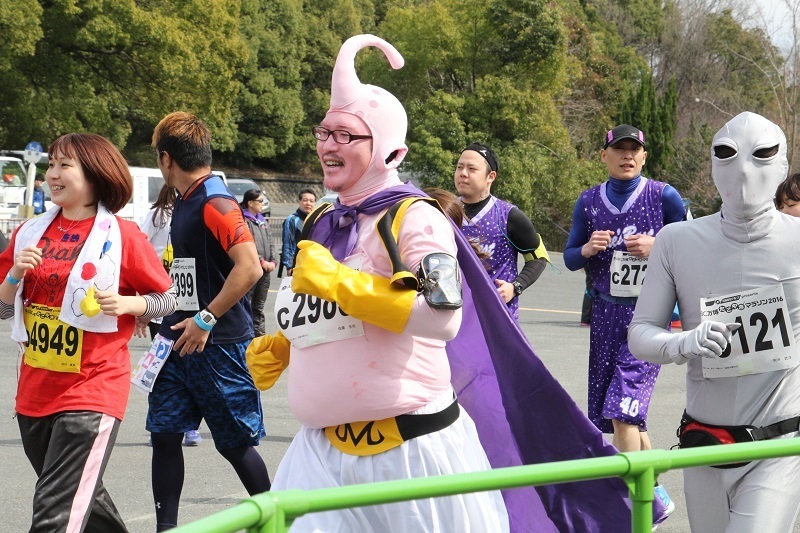 [写真]仮装ランナーに大声援。ランナーは前回より増えて参加者1万人に。関係者は「大阪名物イベントにしていきたい」と意気込む