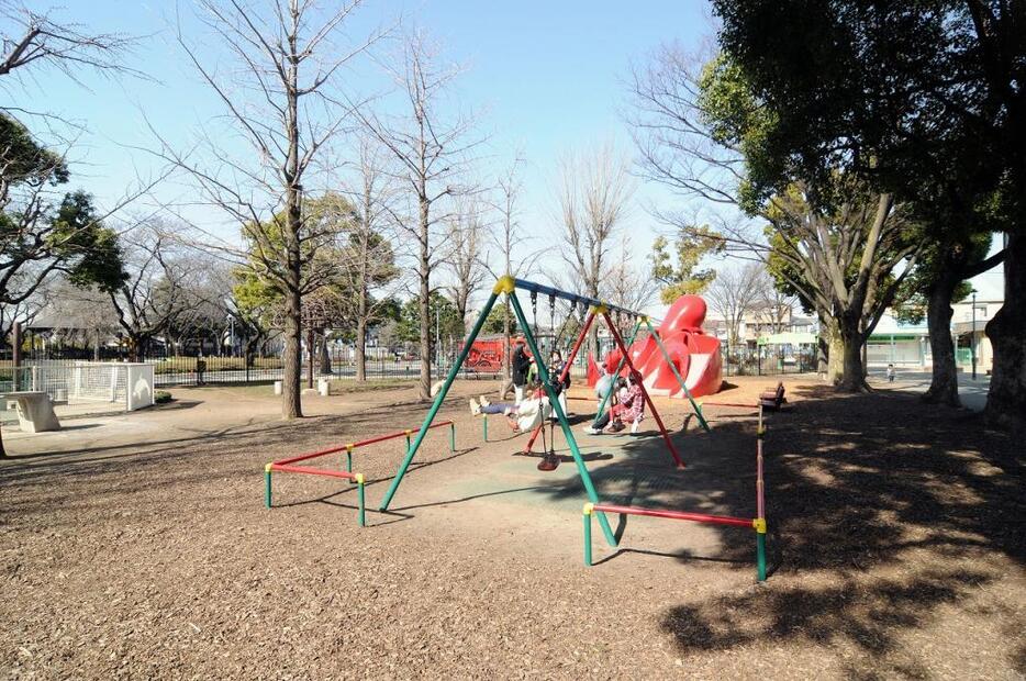 [写真]北鹿浜公園の遊具で遊ぶ子供たち。広めの同公園は野球場やSLの展示などもあり、老若男女が楽しめる