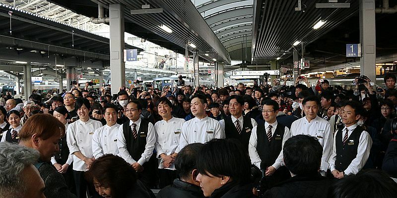 [写真]回送列車として発車後、関係者とファンが記念撮影をする一幕もあった=22日午後4時ごろ、大阪駅ホームで