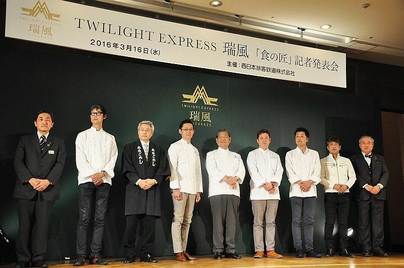 「瑞風」食のプロジェクトへの抱負を語った8名の料理関係者とJR西日本代表者（左端）＝大阪市北区のホテルで