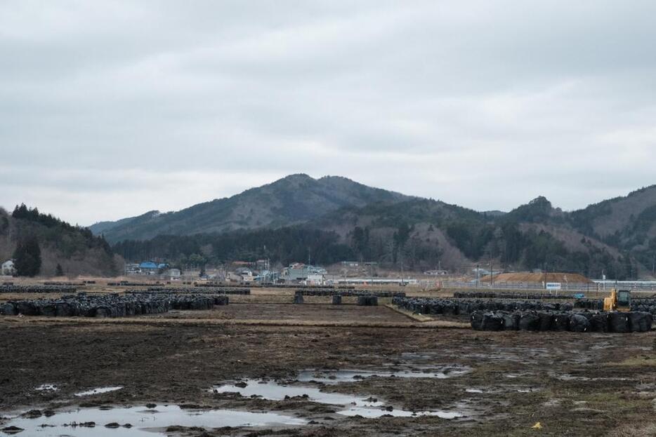 福島第一原発から30～40キロ離れている飯館村。当時の風向きの影響で高濃度の放射線が降り注ぎ、この美しい村は広範囲に汚染された。視覚的にはそれを感じないが、仮置き場の広がる光景が、周囲の自然と違和感を生む。これらがなくなり、人々が戻ったときが本当の復興となろう　飯舘村(撮影：村田信一)