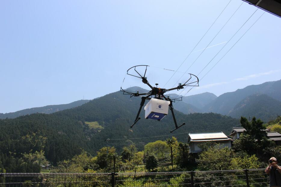 徳島県神山町で飛行実験中のドローン