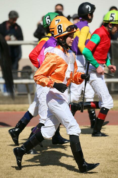 騎乗馬に向かって駆け出す藤田菜七子＝2016年3月3日（写真：YUTAKA/アフロスポーツ）