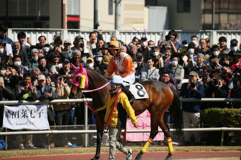 「菜七子効果」で大勢のファンが訪れたパドック＝2016年3月3日（写真：YUTAKA/アフロスポーツ）