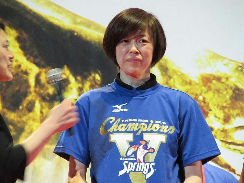 [写真]チャンピオンTシャツを着て喜びを語る中田久美監督