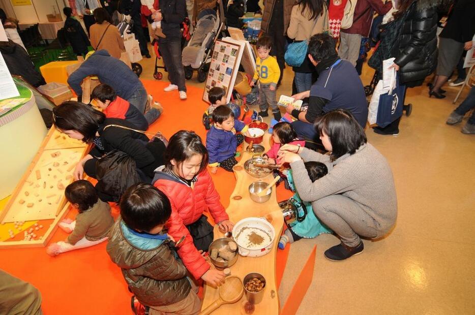 [写真]親の声が聞こえなくなるほど、夢中になって遊ぶ子どもたち