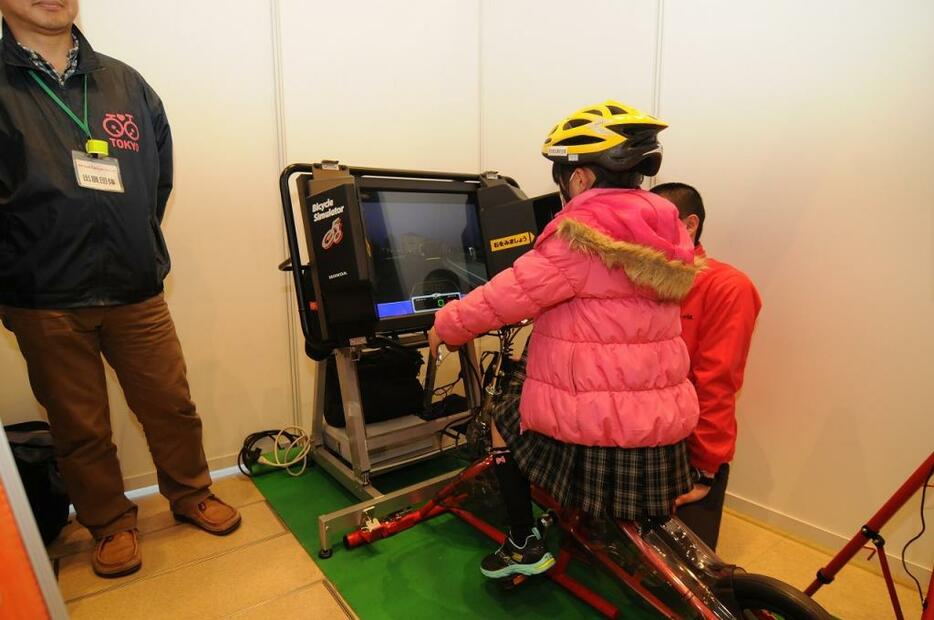 [写真]自転車で塾に行くという設定で、交通ルールを学ぶシミュレーター