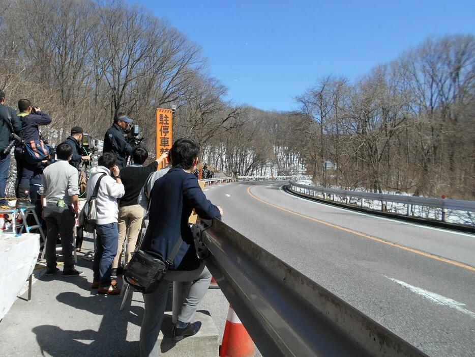 [写真]実況見分を待つ取材陣