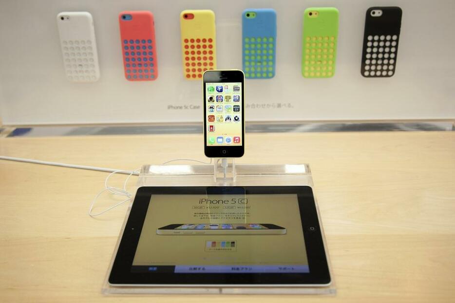 [写真]2013年に発売された小型画面の「iPhone 5c」。新型iPhoneも4インチ液晶を搭載するとみられている（Rodrigo Reyes Marin/アフロ）