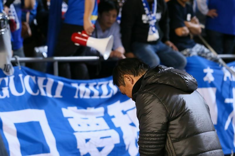 試合後サポータに向かって頭を下げる佐々木監督（写真：長田洋平/アフロスポーツ）