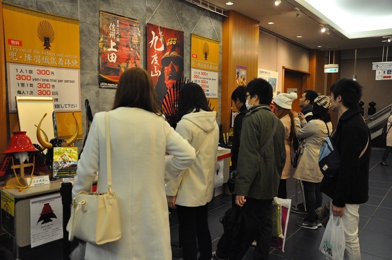 [写真]内外からの入館者でにぎわう天守閣館内