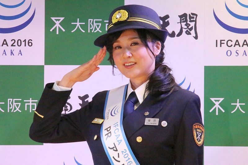 [写真]敬礼する藤原紀香＝2日午後1時すぎ、通天閣で