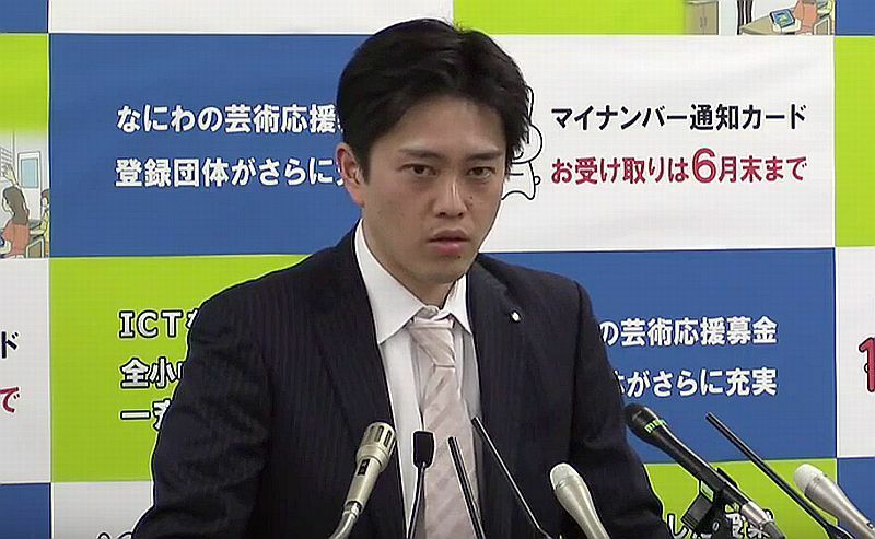 [写真]記者の質問に答える吉村市長=25日午後2時半ごろ、大阪市役所で