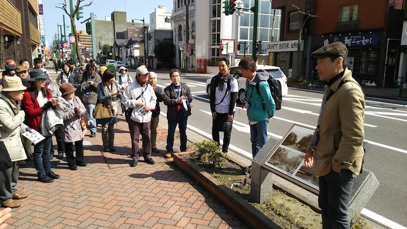 今さんが参加した、新潟市でのまち歩きイベント（3月27日、山田恵介撮影)