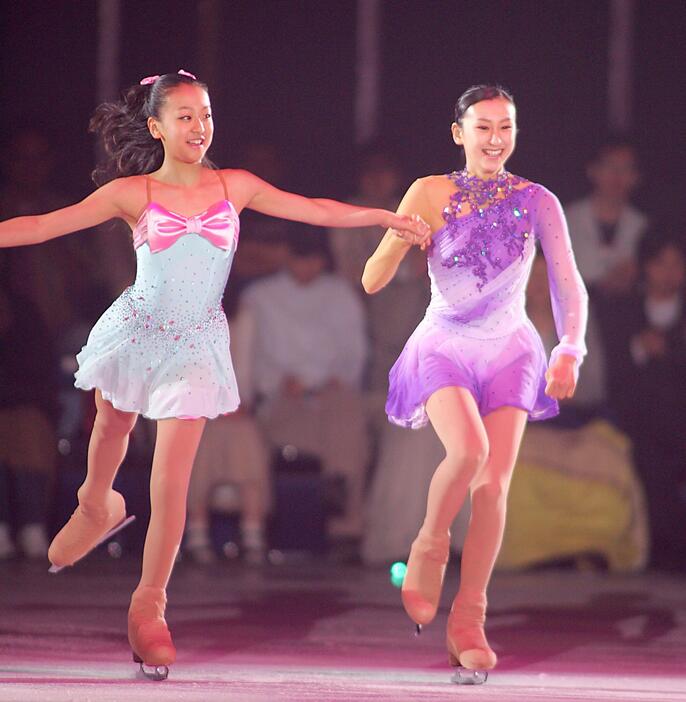 浅田真央。ドリーム・オン・アイスで姉の浅田舞とともに＝2005年6月25日（写真：アフロスポーツ）