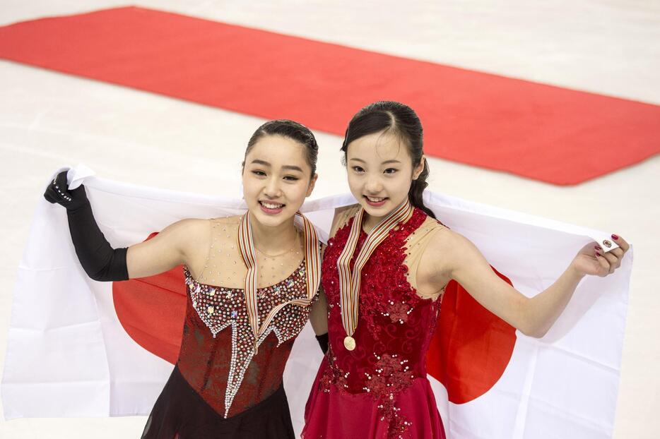 フィギュア ジュニア世界選手権　本田真凜（右）が初優勝、樋口新葉が3位（左）＝2016年3月19日（写真：Enrico Calderoni/アフロスポーツ）