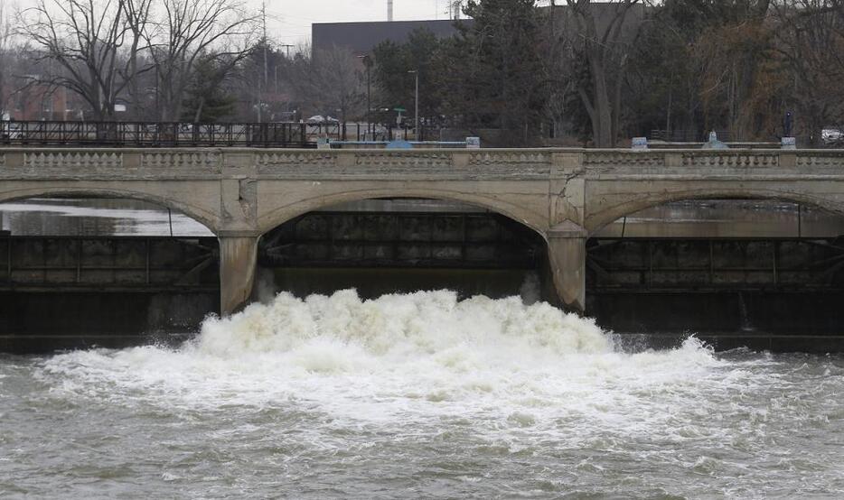 [写真]米フリント市は経費削減のためにフリント川の水を使用したが……（ロイター/アフロ）