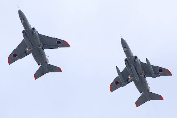 [写真]入間基地所属「総隊司令部飛行隊」のT-4練習機（2014年4月6日、小山英之氏撮影）