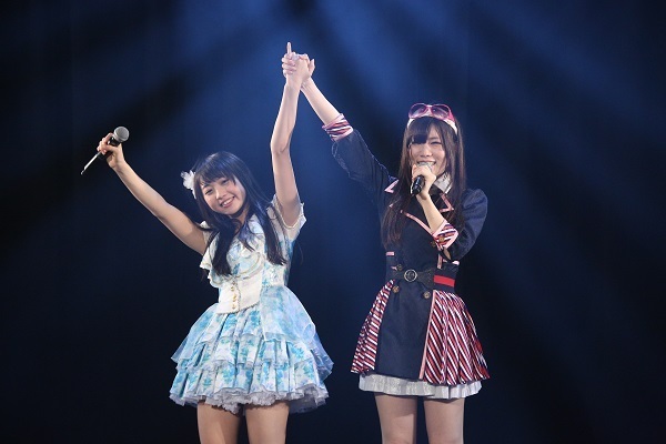 [画像]AKB48に移籍となる木崎ゆりあ(左)と、卒業を決意した出口陽(右) （C）AKS