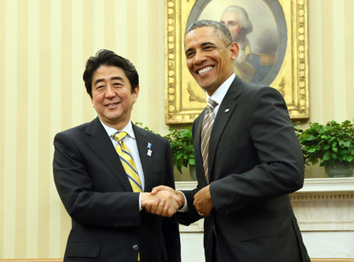 [写真]日米首脳会談でオバマ大統領と握手する安倍総理（2013年2月撮影、首相官邸ホームページより転載）