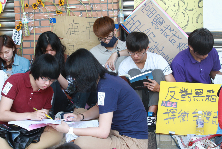 [画像]座り込み抗議をしながら勉強を続ける学生たち