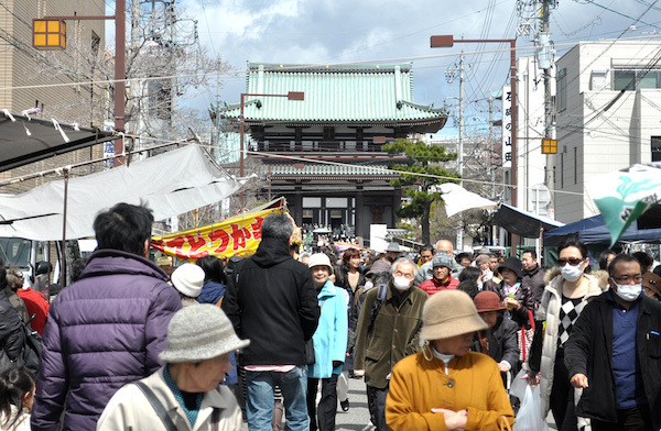 [画像]日泰寺の参拝客を中心ににぎわう覚王山エリア