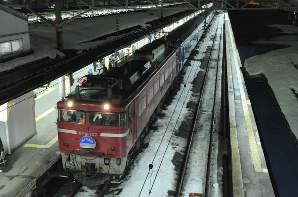 [写真]青森駅で発車を待つ「あけぼの」この日も多くの乗客が写真を撮っていました