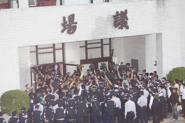 [画像]議場から出てきた学生たちを囲む報道陣（地元紙「アップルデイリー」提供）