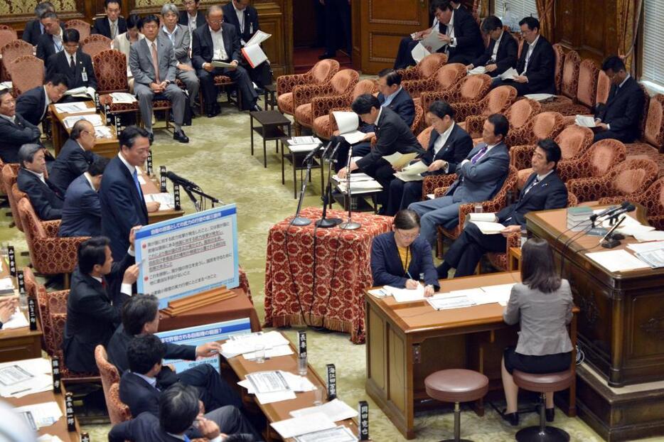 [写真]集団安全保障についての答弁が出た閉会中審査の予算委員会（Natsuki Sakai/アフロ、7月14日撮影）