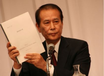 [写真]報告書を受け取った鎌田薫総長。早大はこの報告書を受け、どのような処分を下すのか