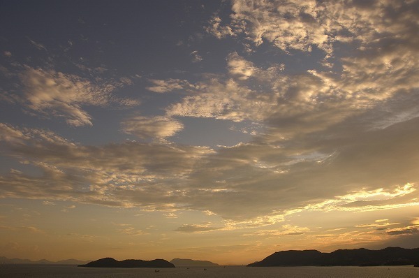 [写真]岡山県の瀬戸内の夕焼け（写真、アフロ）