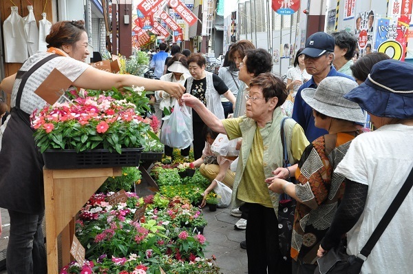 [写真]食品店ばかりでなく花屋も人気に=大阪市東成区で